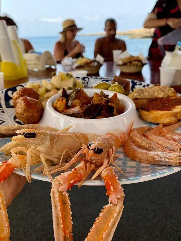 Gita in barca con Nino Paranzoto: mare cristallino, pranzo a bordo e tanta simpatia — foto 2
