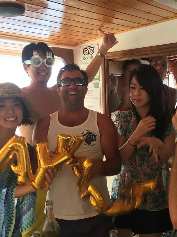 Gita in barca con Nino Paranzoto: mare cristallino, pranzo a bordo e tanta simpatia — foto 5