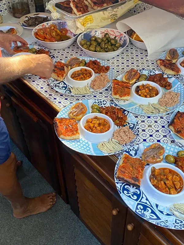 Gita in barca con Nino Paranzoto: mare cristallino, pranzo a bordo e tanta simpatia — foto 6