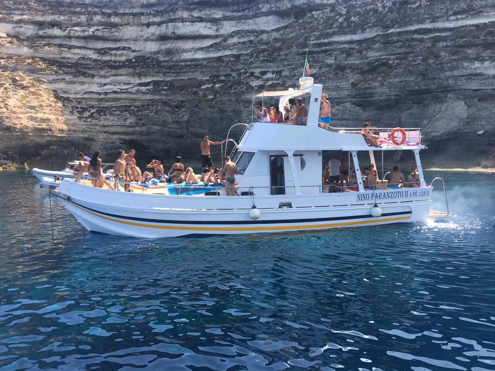 Gita in barca con Nino Paranzoto: mare cristallino, pranzo a bordo e tanta simpatia — foto 7