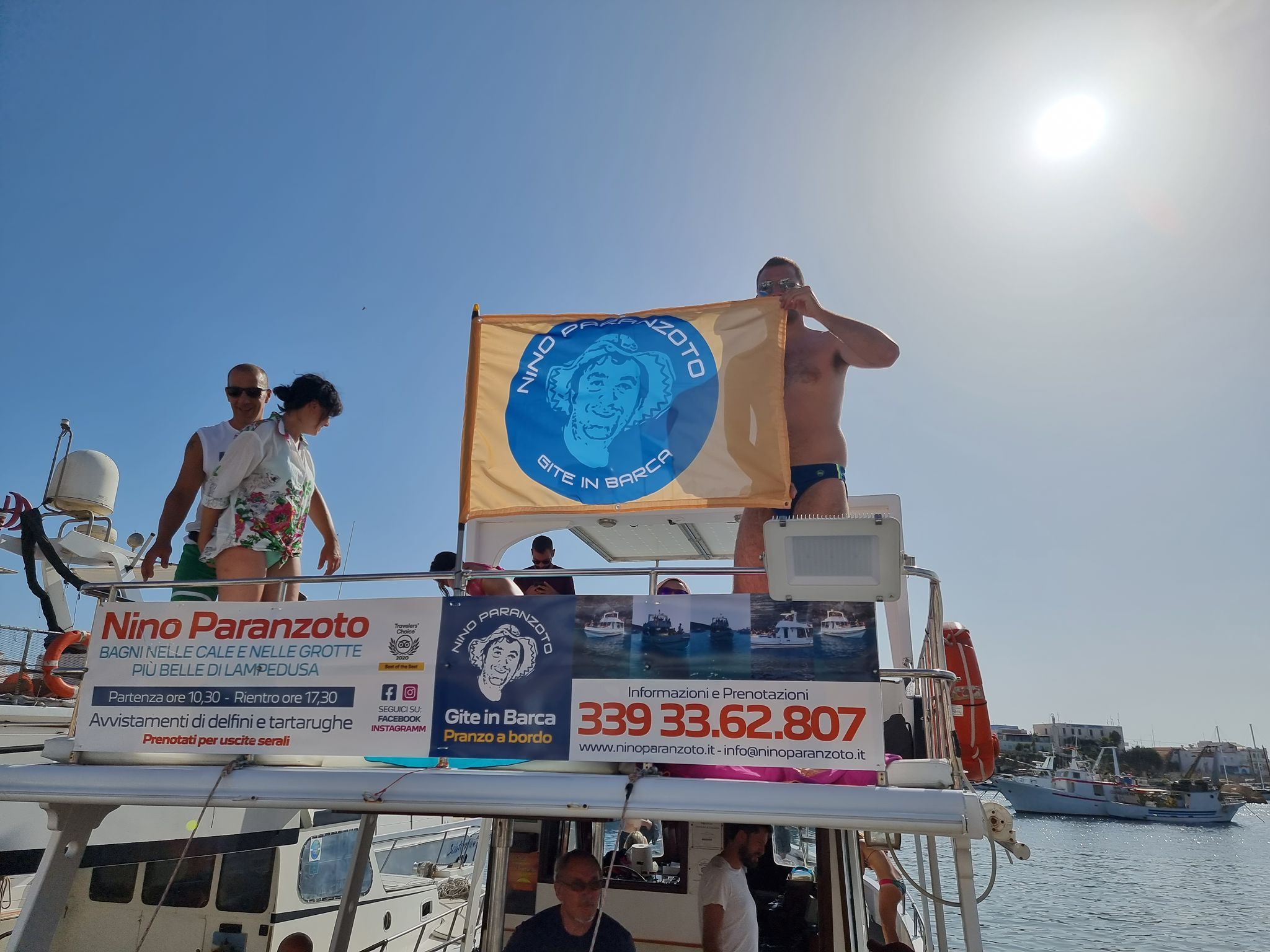 Gita in barca con Nino Paranzoto: mare cristallino, pranzo a bordo e tanta simpatia — foto 8