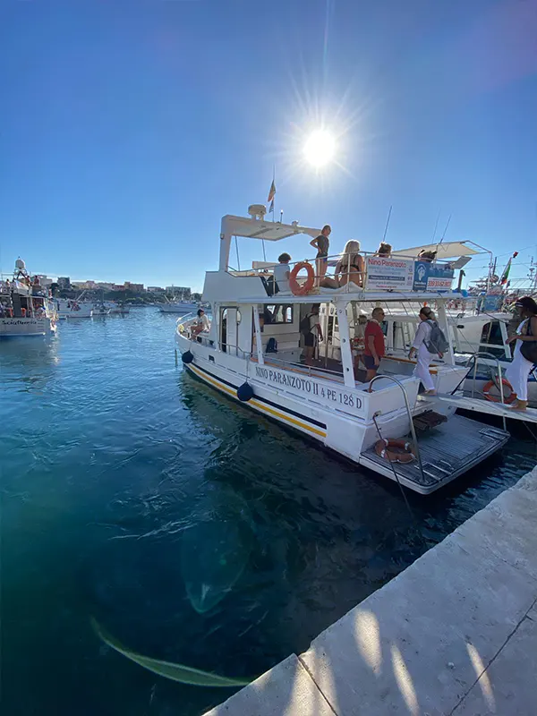 Gita in barca con Nino Paranzoto: mare cristallino, pranzo a bordo e tanta simpatia — foto 10