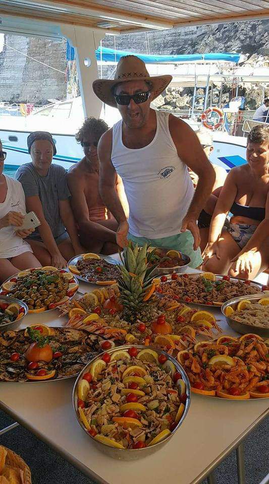 Gita in barca con Nino Paranzoto: mare cristallino, pranzo a bordo e tanta simpatia — foto 19