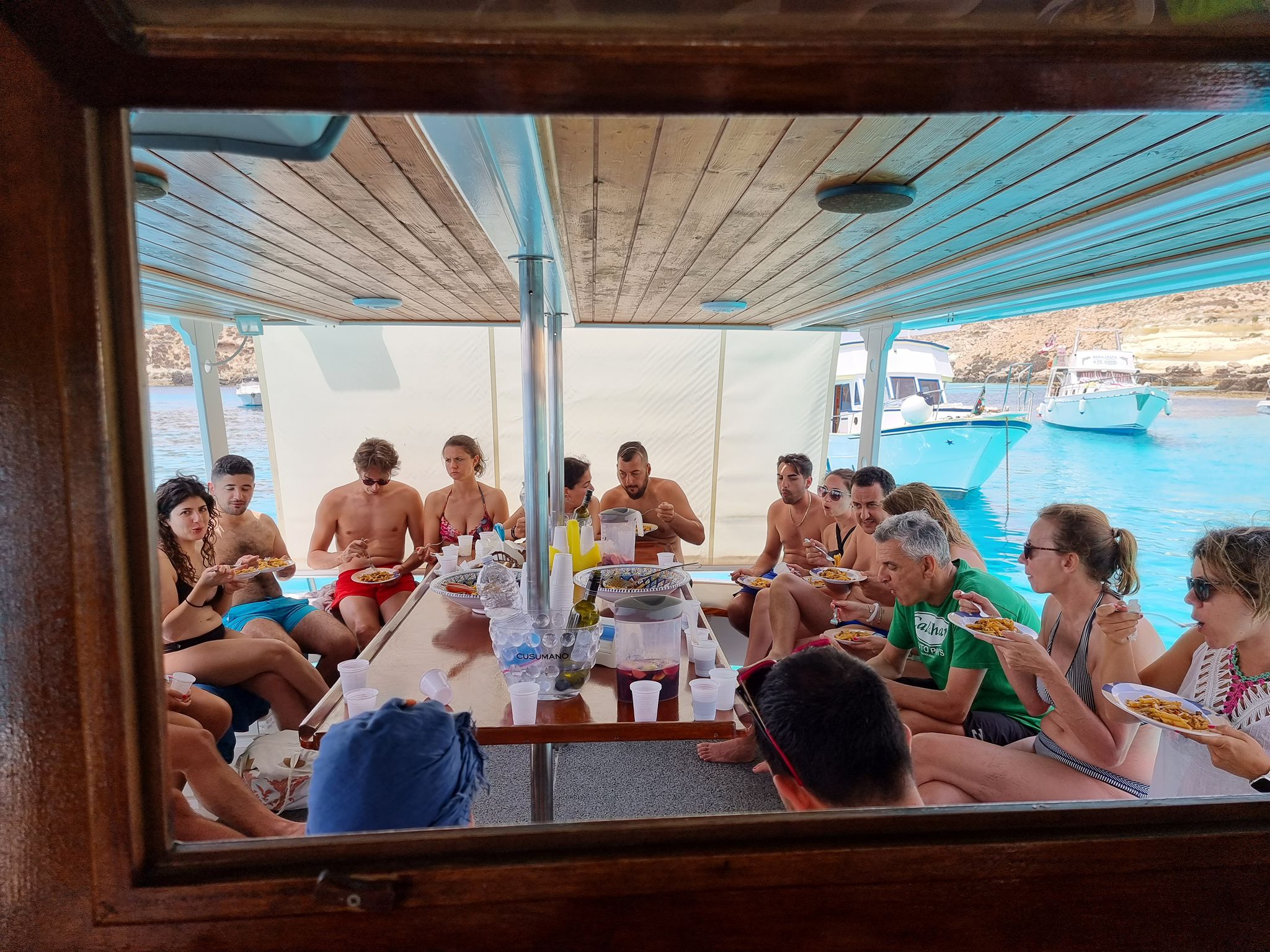 Gita in barca con Nino Paranzoto: mare cristallino, pranzo a bordo e tanta simpatia — foto 3