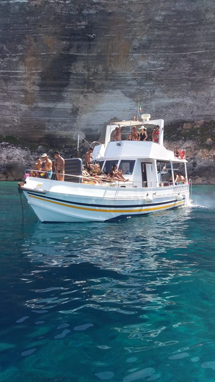 Gita in barca con Nino Paranzoto: mare cristallino, pranzo a bordo e tanta simpatia — foto 12