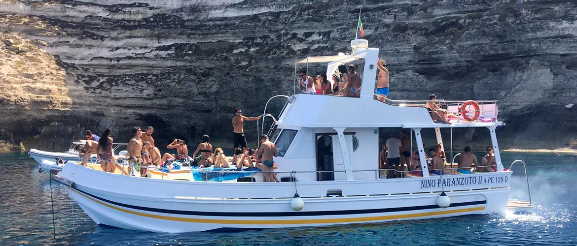 Gita in barca con Nino Paranzoto: mare cristallino, pranzo a bordo e tanta simpatia — foto 14