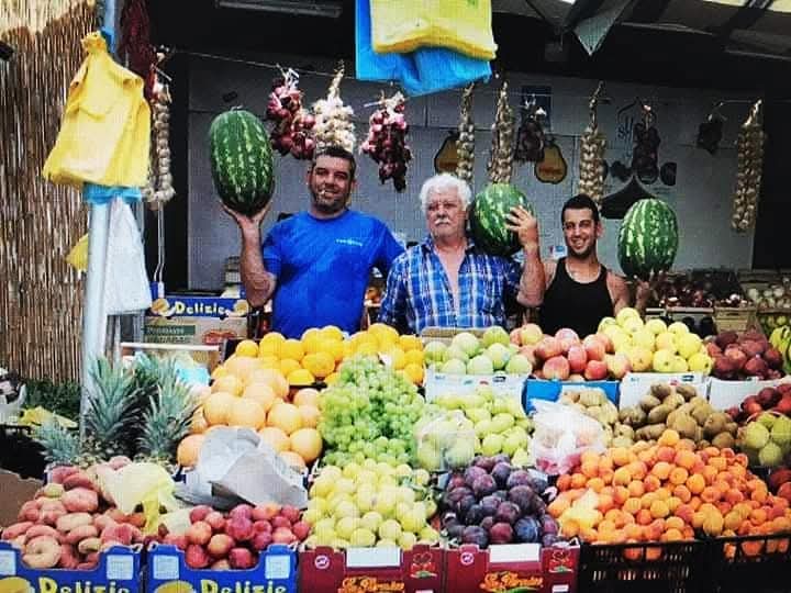 Fruttivendolo da Gino: sapori e colori autentici al Porto Nuovo di Lampedusa — foto 13