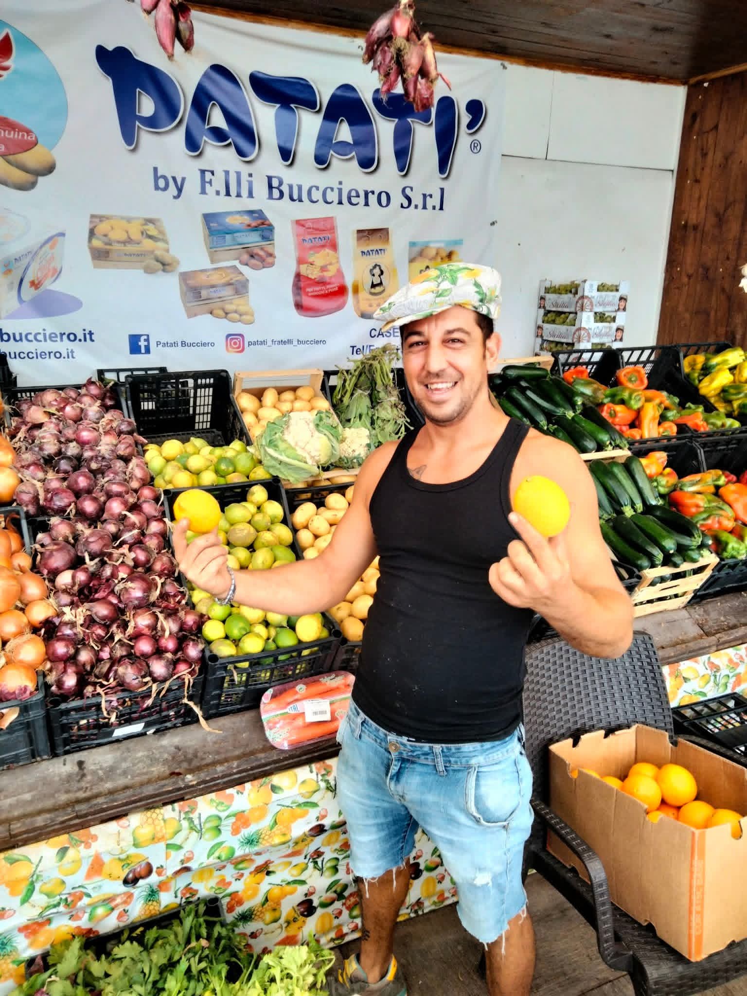 Fruttivendolo da Gino: sapori e colori autentici al Porto Nuovo di Lampedusa — foto 7