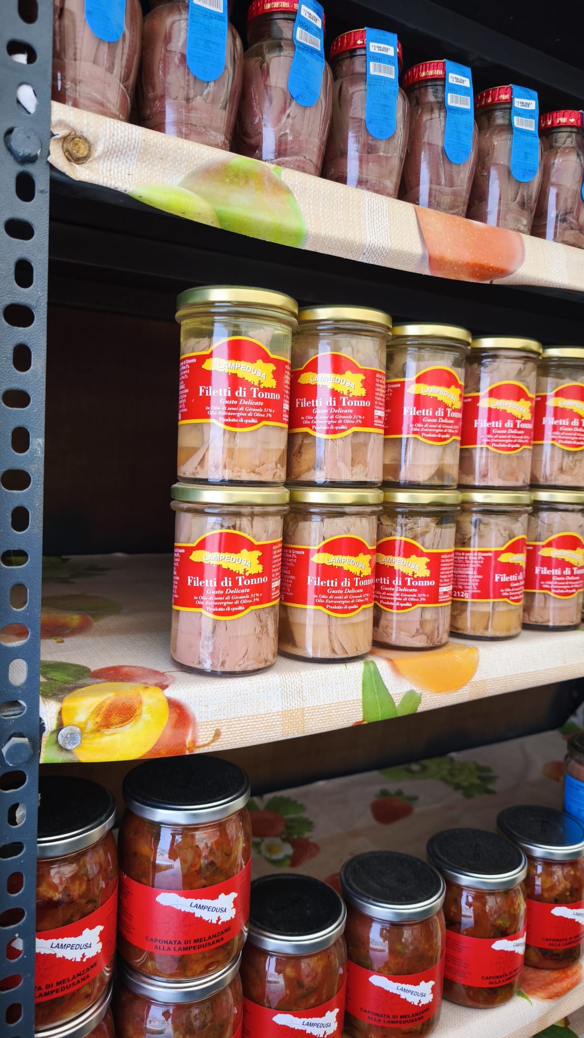 Fruttivendolo da Gino: sapori e colori autentici al Porto Nuovo di Lampedusa — foto 10
