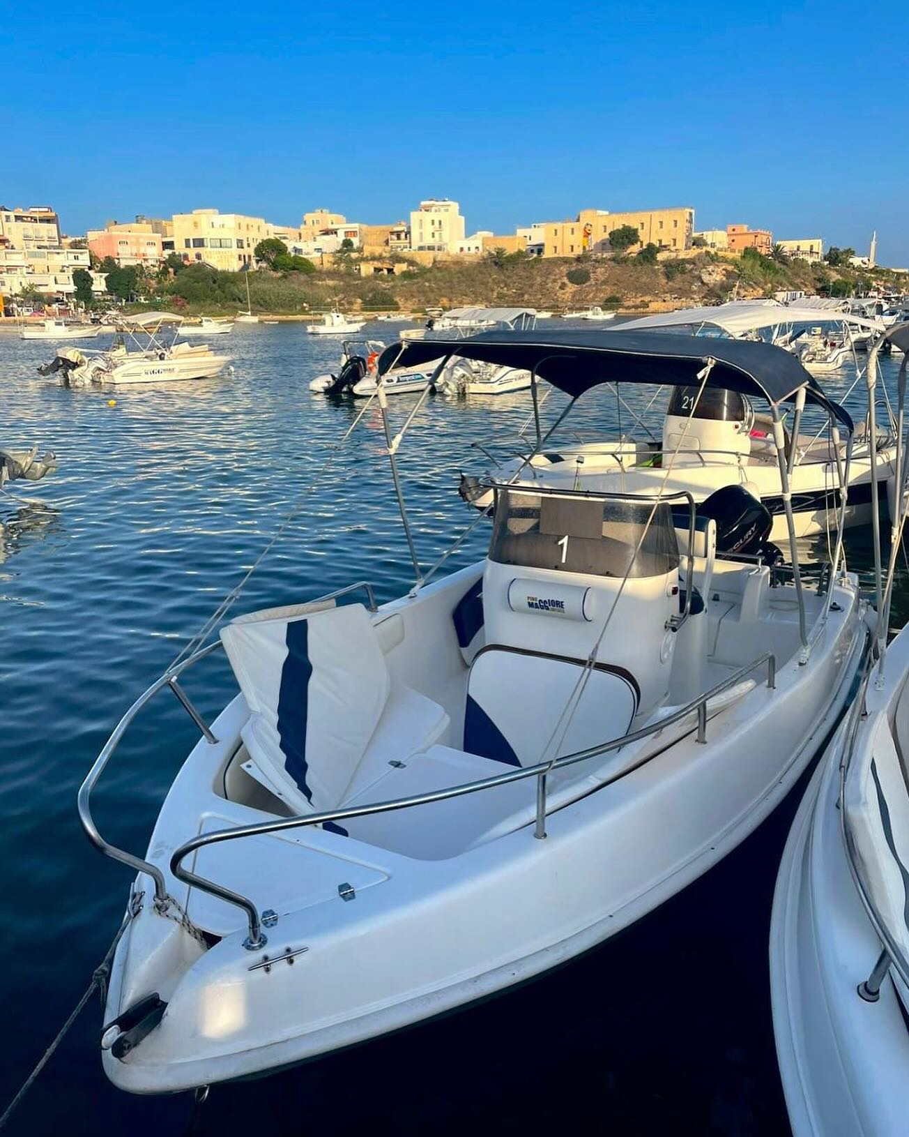 Scoprire Lampedusa dal mare con il Noleggio Barche Pino Maggiore — foto 3