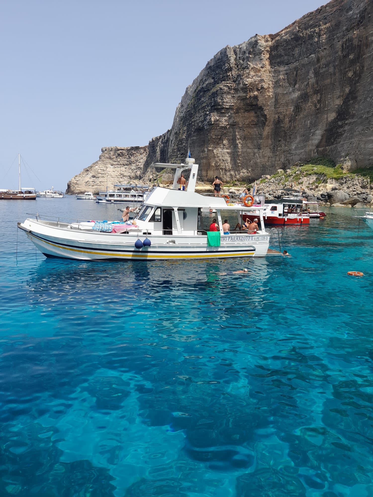 Gita in barca con Nino Paranzoto: mare cristallino, pranzo a bordo e tanta simpatia