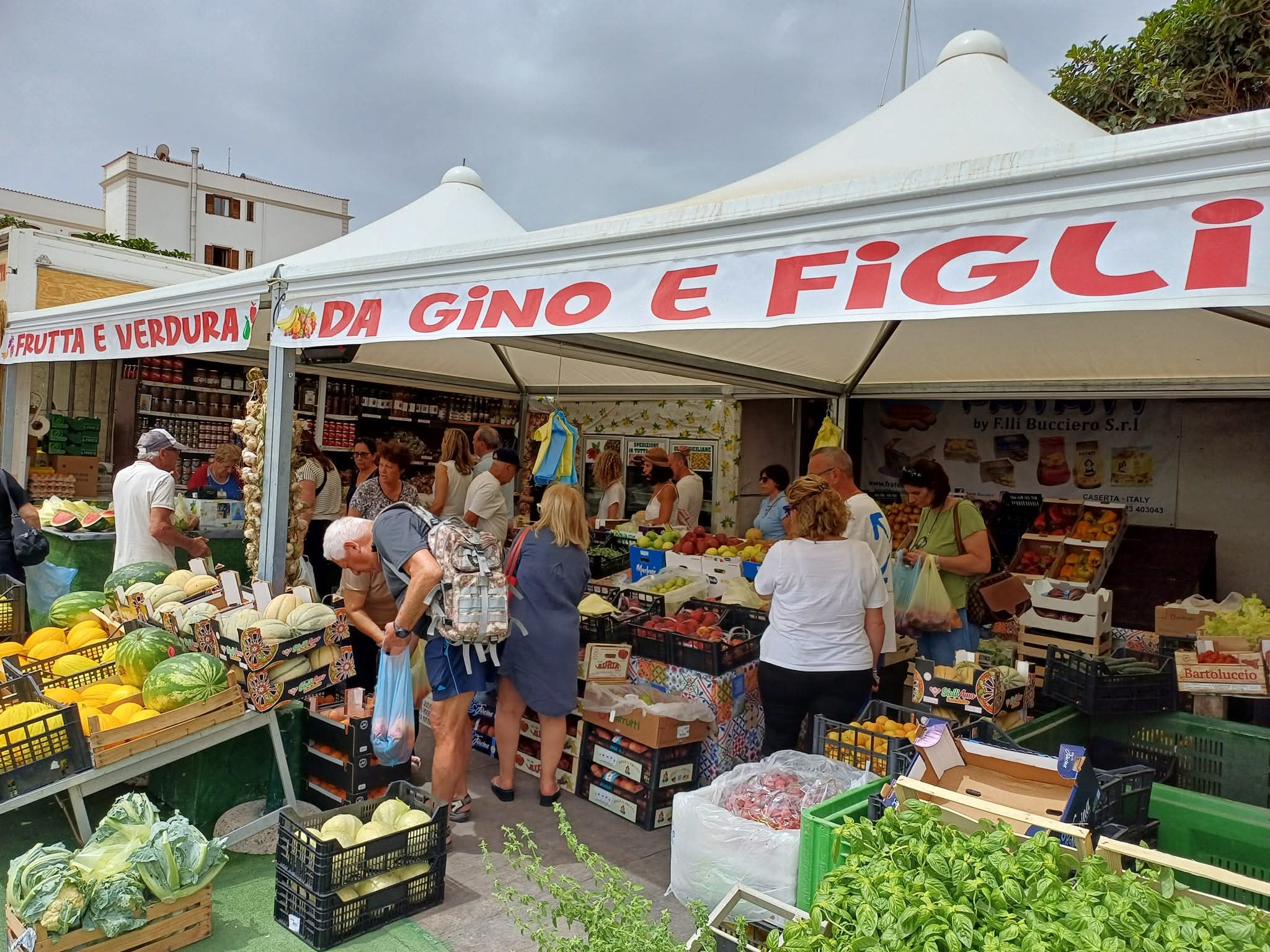 Fruttivendolo da Gino: sapori e colori autentici al Porto Nuovo di Lampedusa