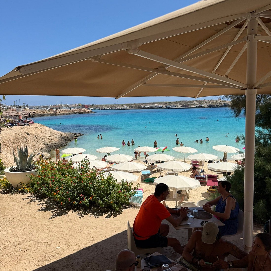Moka Lounge Lampedusa: il tuo angolo di paradiso alla Spiaggia della Guitgia