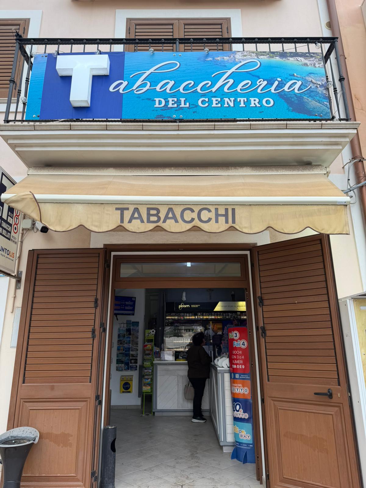 La tabaccheria del centro: l’unica aperta fino a mezzanotte a Lampedusa